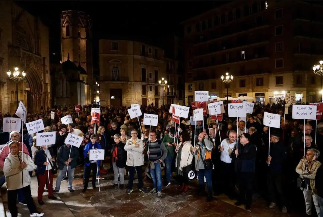  Concentraci&oacute;n en la plaza de la Virgen de Val&egrave;ncia para pedir la dimisi&oacute;n de Carlos Maz&oacute;n, a 29 de noviembre de 2024, un mes despu&eacute;s de la riada / EUROPA PRESS 