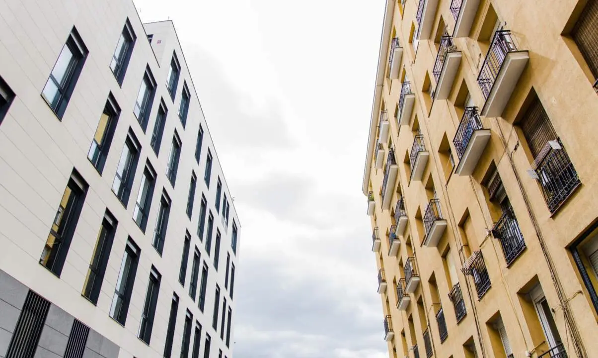  Archivo - Dos edificios en el distrito de Embajadores. - Carlos Luj&aacute;n - Europa Press - Archivo 