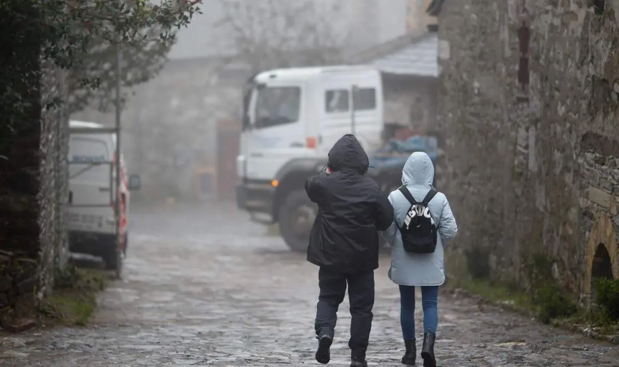  Archivo - Dos personas abrigadas en una calle del municipio de Pedrafita do Cebreiro, 13 de diciembre de 2023, en Pedrafita do Cebreiro, Lugo, Galicia (Espa&ntilde;a). Un nuevo frente de fr&iacute;o ha entrado hoy por las monta&ntilde;as del este gallego, que dejar&aacute; temperatu - Carlos Castro - Europa Press - Archivo 