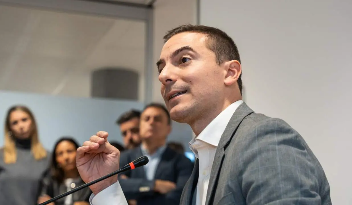  El portavoz del PSOE de Madrid en la Asamblea de Madrid, Juan Lobato, ofrece una declaraci&oacute;n institucional en la Asamblea de Madrid, a 26 de noviembre de 2024, en Madrid (Espa&ntilde;a). - Matias Chiofalo - Europa Press 