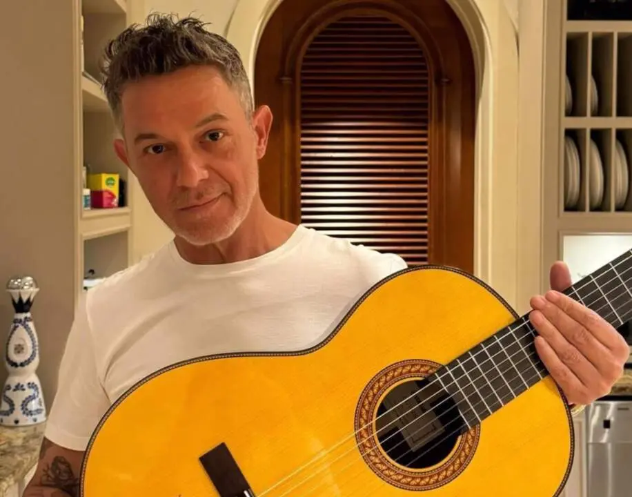  Alejandro Sanz y su guitarra - FUNDACI&Oacute;N M&Uacute;SICOS POR LA SALUD 