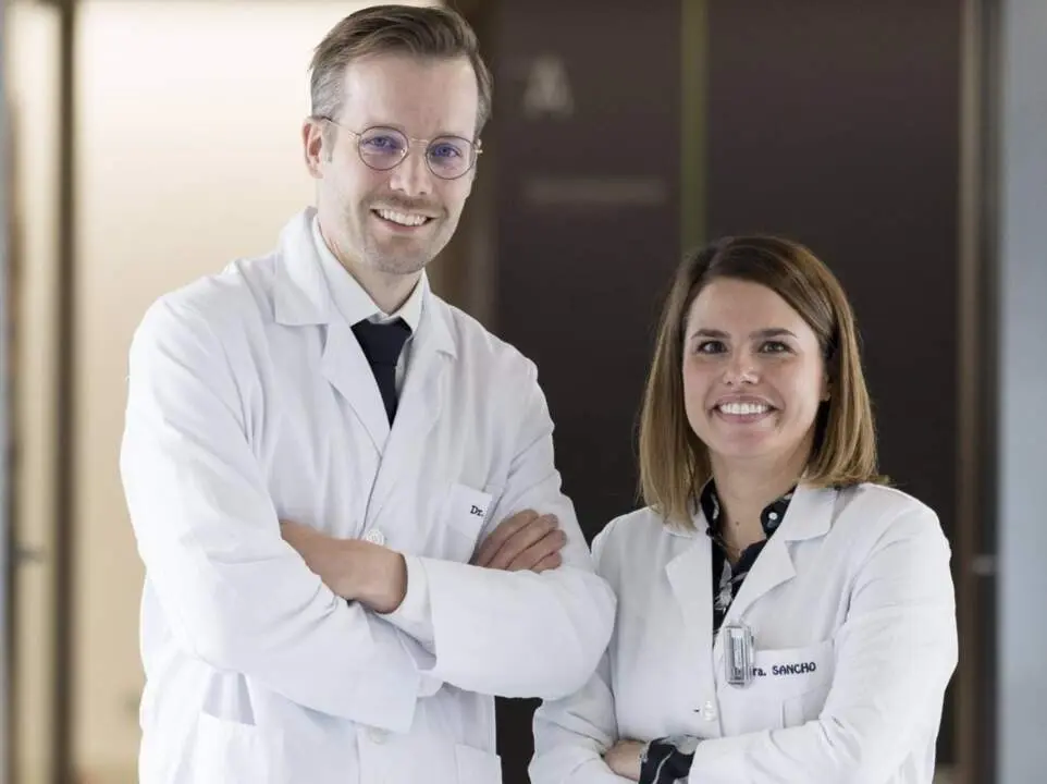  El doctor Gabriel Schlager y la doctora Lidia Sancho, especialistas en Dermatolog&iacute;a y Medicina Nuclear del &Aacute;rea de Cancer de Piel y Melanoma del CCUN - CL&Iacute;NICA UNIVERSIDAD DE NAVARRA 