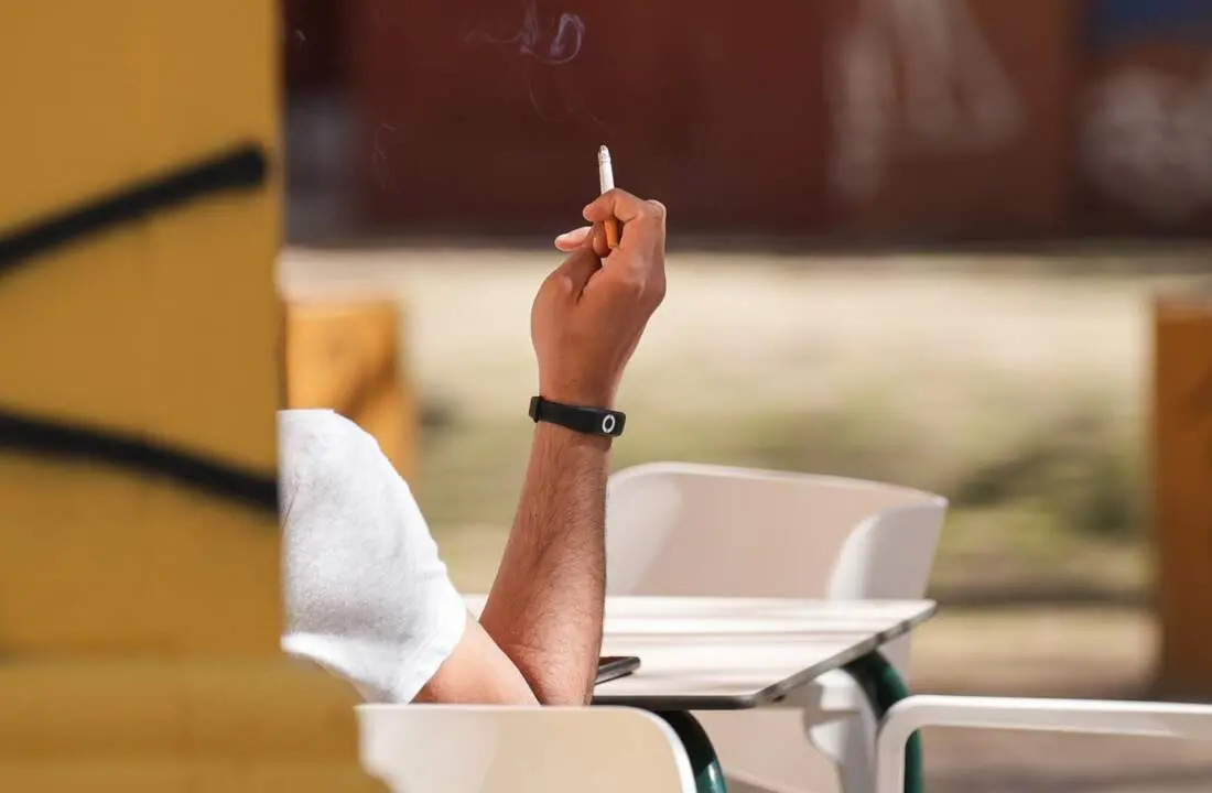  Archivo - Una persona fumando en una terraza. A 12 de marzo de 2024, en Sevilla (Andaluc&iacute;a, Espa&ntilde;a). - Mar&iacute;a Jos&eacute; L&oacute;pez - Europa Press - Archivo 