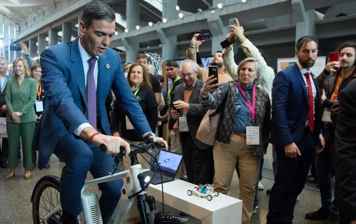  El presidente del Gobierno, Pedro S&aacute;nchez, prueba una bicicleta en la exposici&oacute;n 'Formaci&oacute;n Profesional: innovaci&oacute;n y alianzas para seguir avanzando&rsquo;, - Jes&uacute;s Hell&iacute;n - Europa Press 