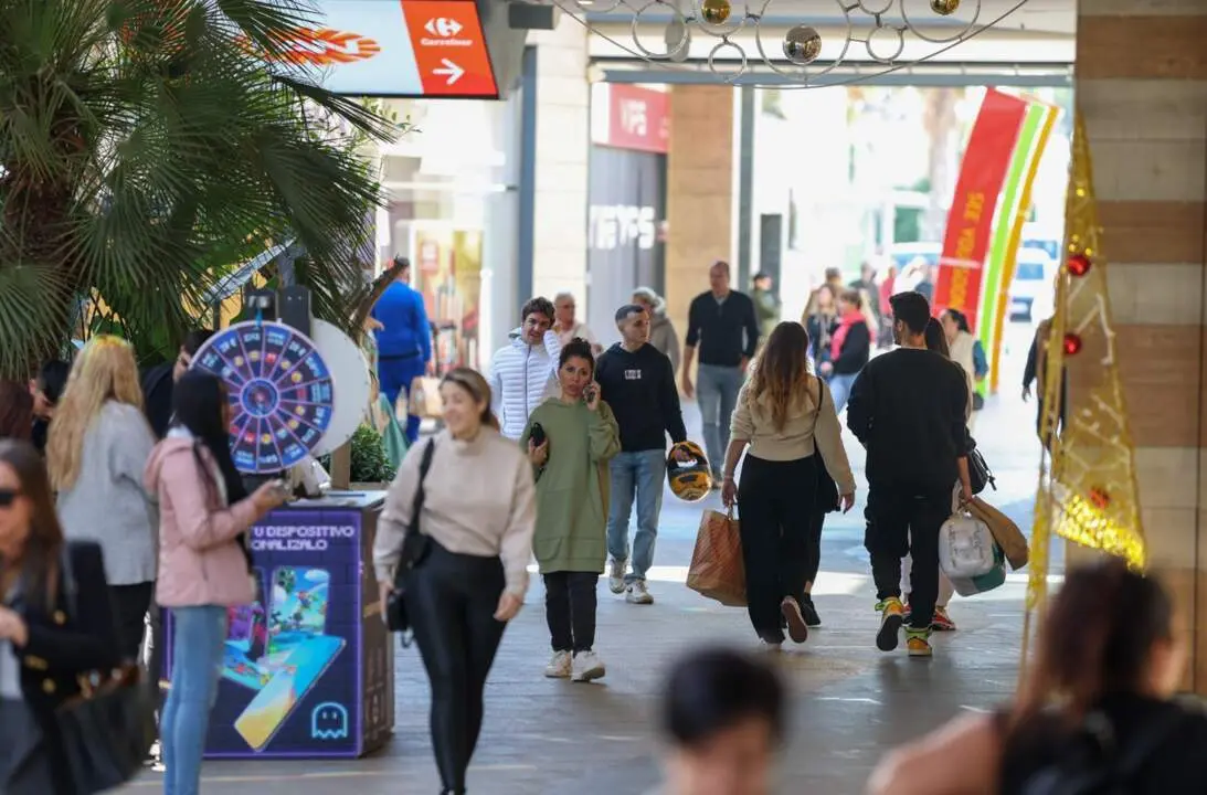  Archivo - Varias personas van de compras durante el Black Friday, en un centro comercial - Tom&agrave;s Moy&agrave; - Europa Press - Archivo 
