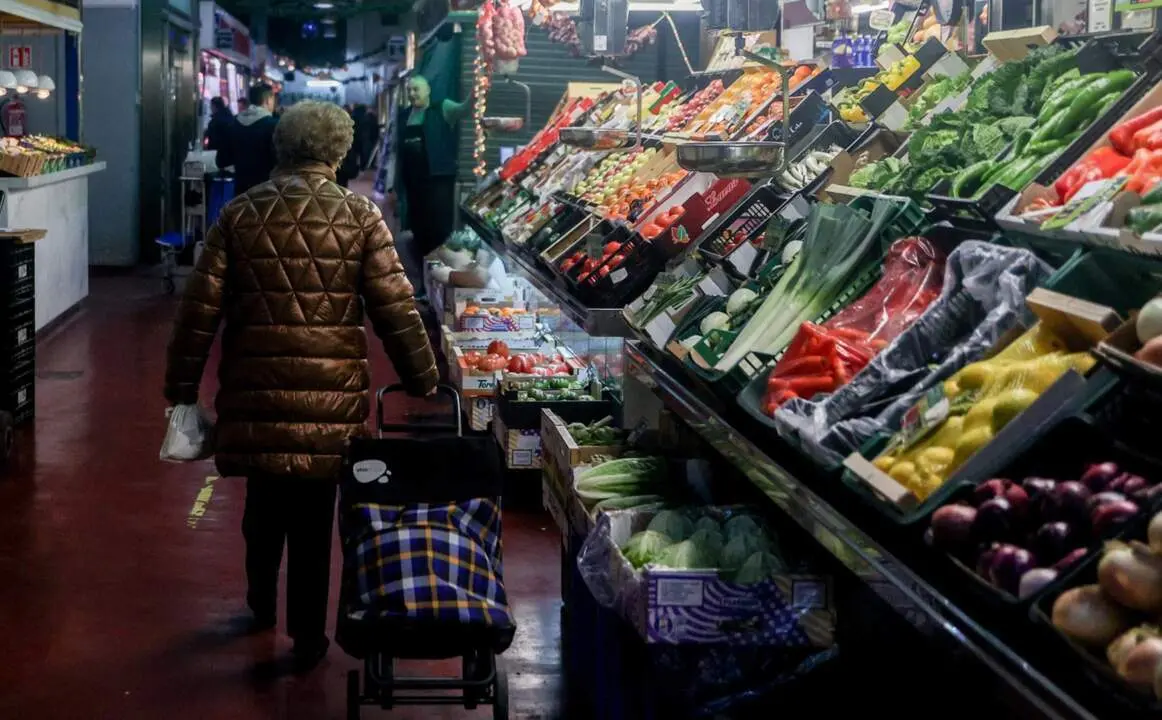  Archivo - Una mujer realiza compras en un mercado - Ricardo Rubio - Europa Press - Archivo 