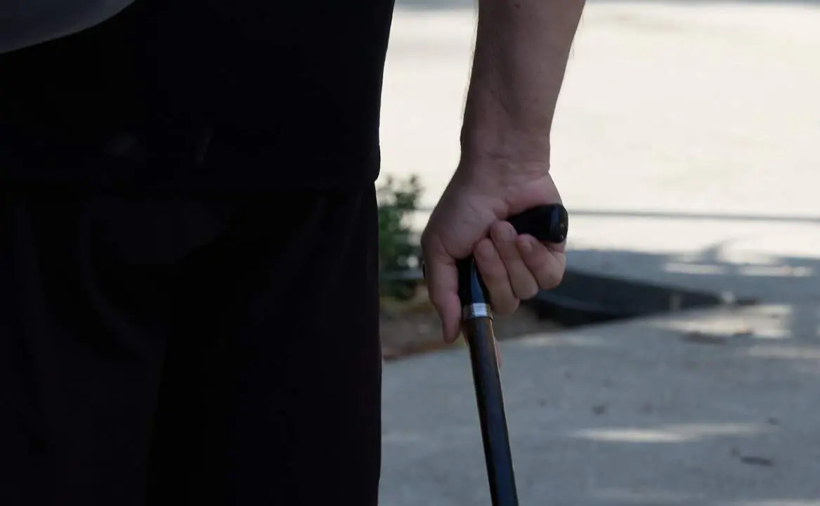  Archivo - Una persona mayor sujeta un bast&oacute;n en el Parque de El Retiro. - Jes&uacute;s Hell&iacute;n - Europa Press - Archivo 