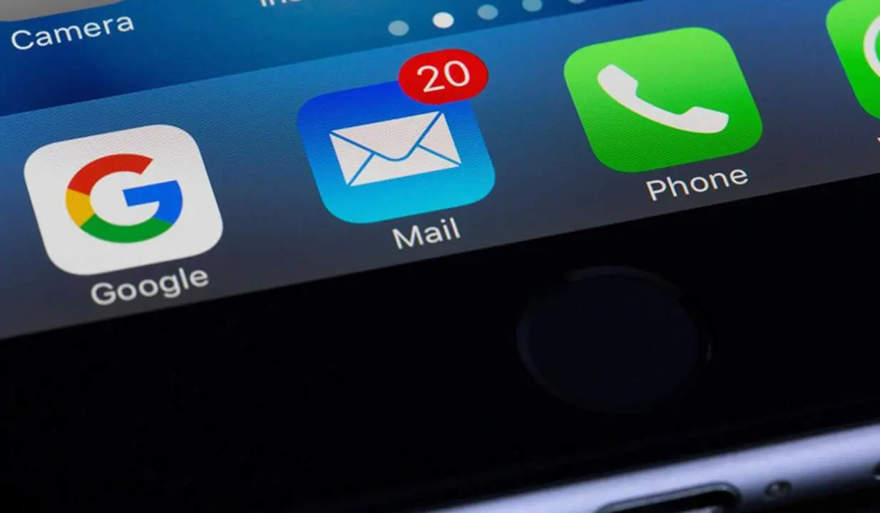  Iconos de aplicaciones en la pantalla de un tel&eacute;fono m&oacute;vil. 