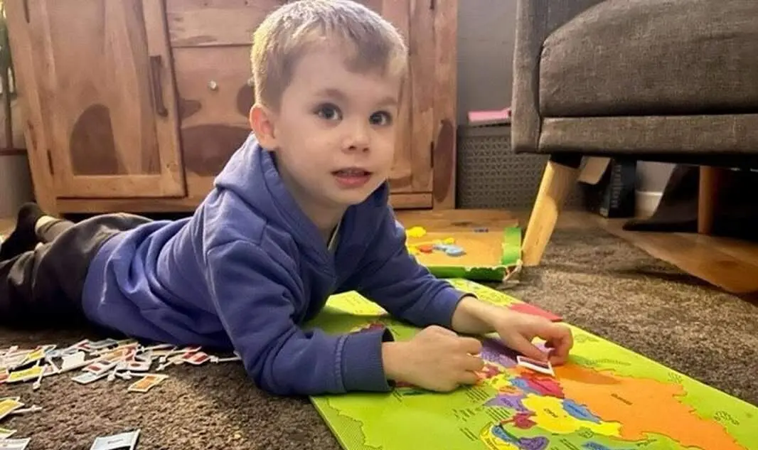  Arthur con su libro sobre banderas 