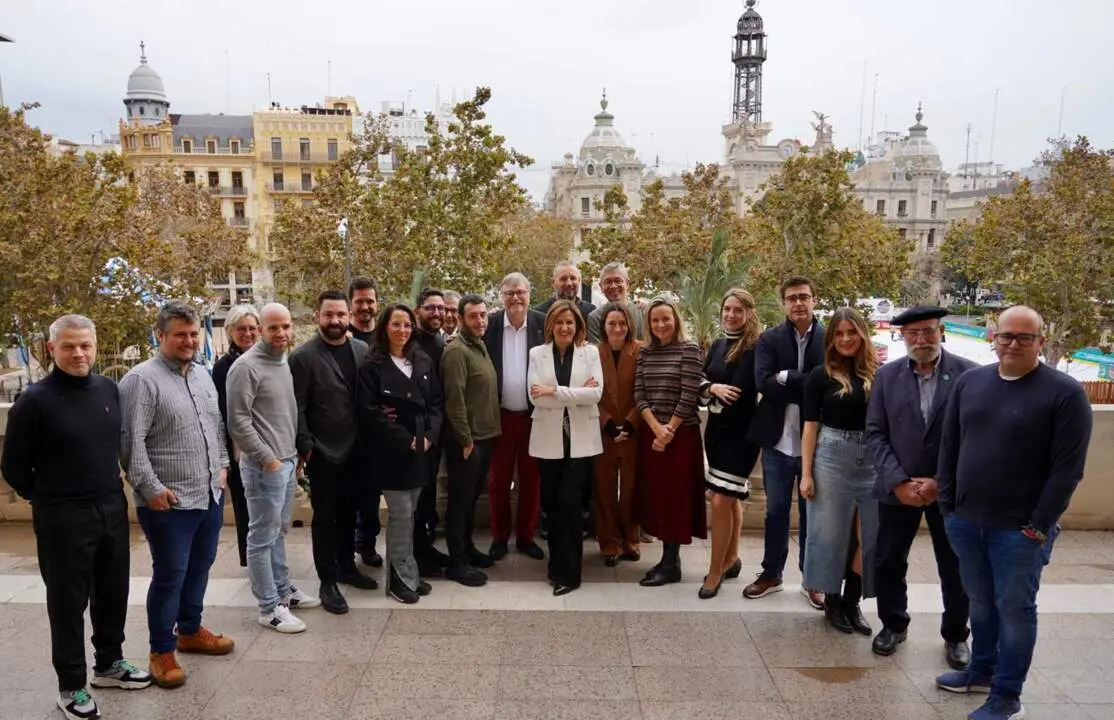  La alcaldesa de Valencia, Mar&iacute;a Jos&eacute; Catal&aacute; junto a los valencianos premiados en la Green Guide, en el Ayuntamiento de Valencia - Eduardo Manzana - Europa Press 