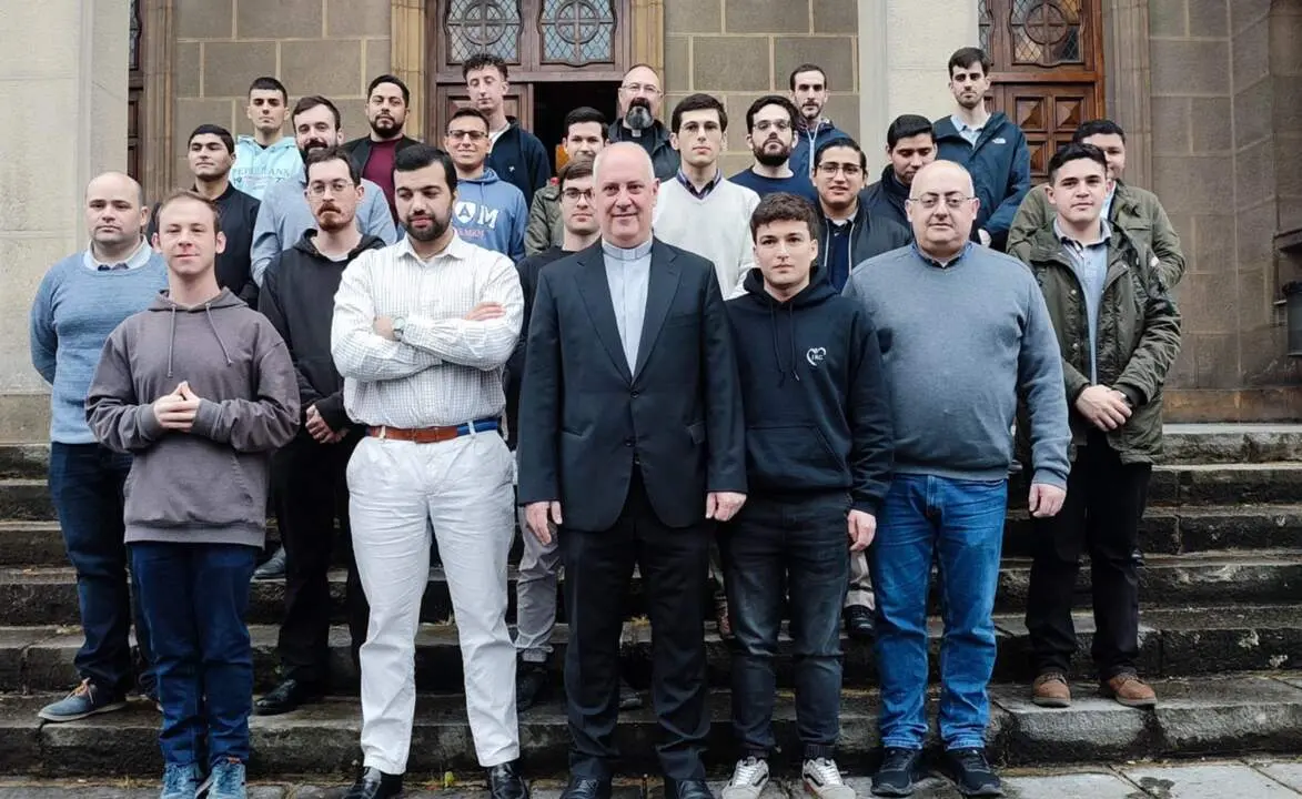  Archivo - Los seminaristas del Seminario Metropolitano de Oviedo junto al rector, Sergio Mart&iacute;nez. - EUROPA PRESS - Archivo 