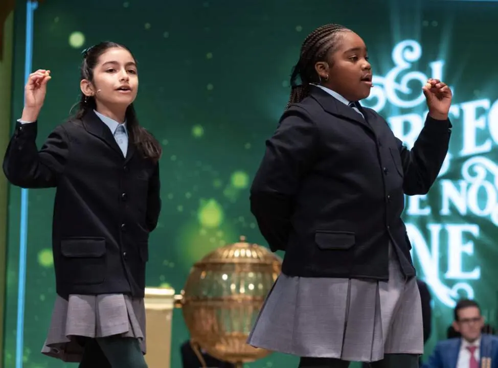  Archivo - Rosario Mart&iacute;nez Gar&iacute;a (i), y Ainhoa Rosero G&oacute;mez (d) cantan el tercer premio, el n&uacute;mero 31938, durante el Sorteo Extraordinario de la Loter&iacute;a de Navidad 2023 en el Teatro Real de Madrid, a 22 de diciembre de 2023, en Madrid (Espa&ntilde;a). El sorteo - Eduardo Parra - Europa Press - Archivo 