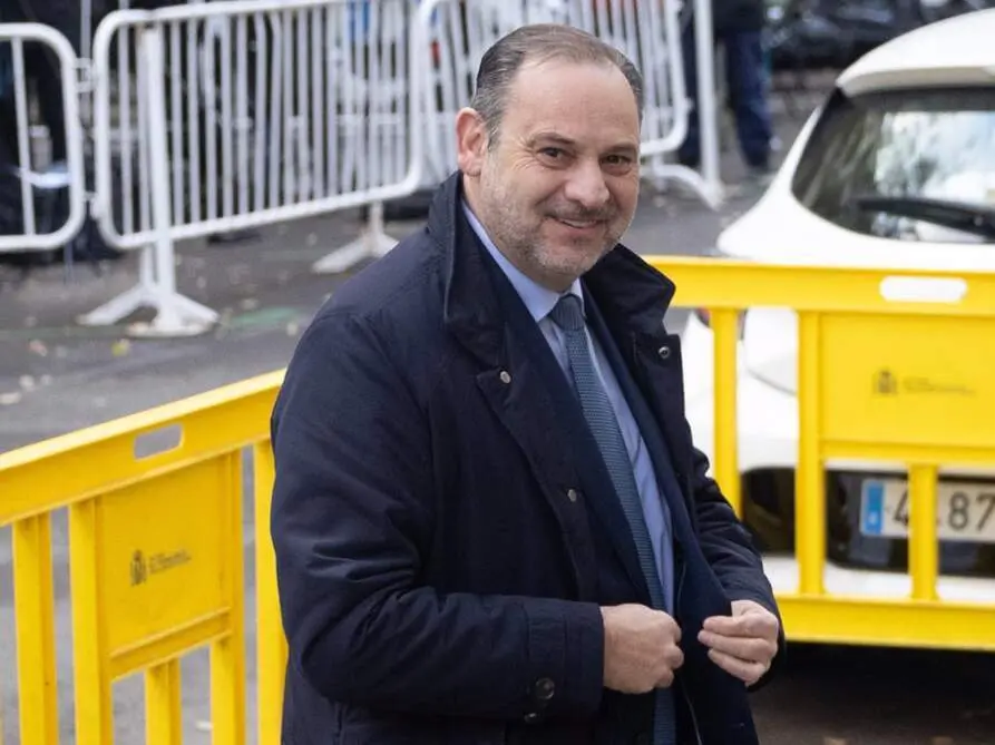  El exministro de Transportes, Jos&eacute; Luis &Aacute;balos, a su llegada a declarar como imputado por el &lsquo;caso Koldo&rsquo;, en el Tribunal Supremo, a 12 de diciembre de 2024, en Madrid (Espa&ntilde;a). &Aacute;balos present&oacute; un escrito el pasado 9 de diciembre aceptando declarar volunt - Eduardo Parra - Europa Press 