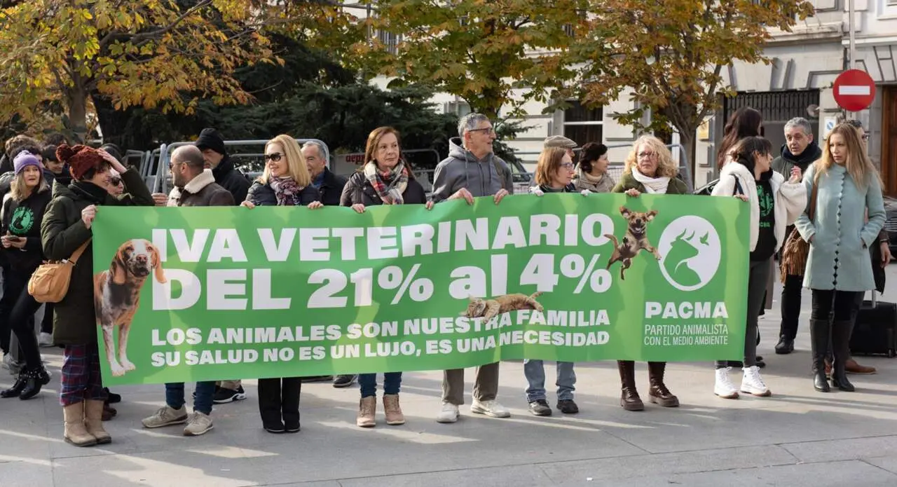  Manifestantes durante la concentraci&oacute;n de PACMA por la bajada del IVA veterinario, frente al Congreso de los Diputados, a 17 de diciembre de 2024, en Madrid (Espa&ntilde;a). - Alejandro Mart&iacute;nez V&eacute;lez - Europa Press 