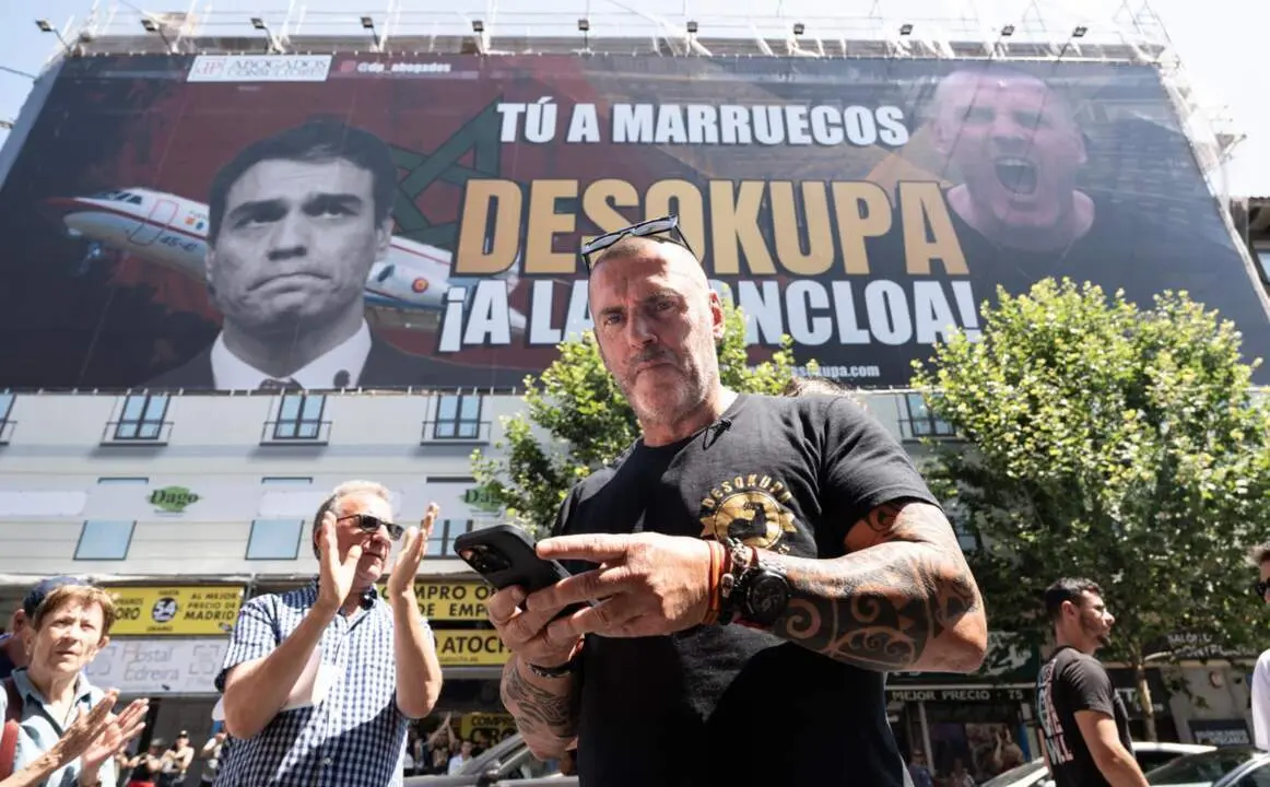  Archivo - El l&iacute;der de Desokupa, Dani Esteve, el d&iacute;a en el que la plataforma Desokupa ha desplegado una lona en Atocha contra el presidente del Gobierno, a 3 de julio de 2023, en Madrid (Espa&ntilde;a). - Diego Radam&eacute;s - Europa Press - Archivo 