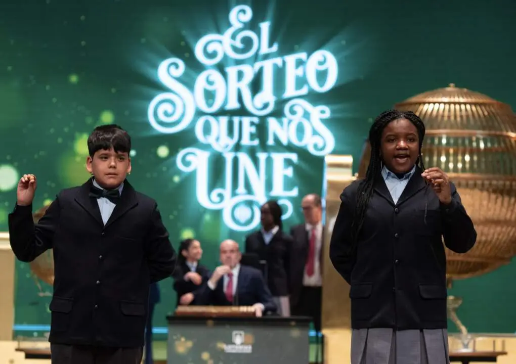  Archivo - Yesica Paola Valencia y Francisco Moreno cantan el segundo premio, el n&uacute;mero 58303, durante el Sorteo Extraordinario de la Loter&iacute;a de Navidad 2023 en el Teatro Real de Madrid, a 22 de diciembre de 2023, en Madrid (Espa&ntilde;a). El sorteo se celebra e - Eduardo Parra - Europa Press - Archivo 