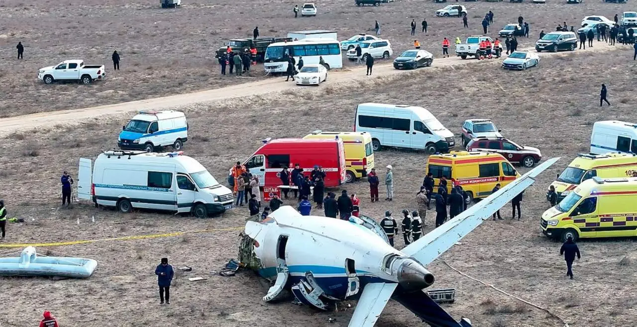  Un avi&oacute;n de pasajeros que viajaba de Azerbaiy&aacute;n a Rusia se estrella en Kazajist&aacute;n 