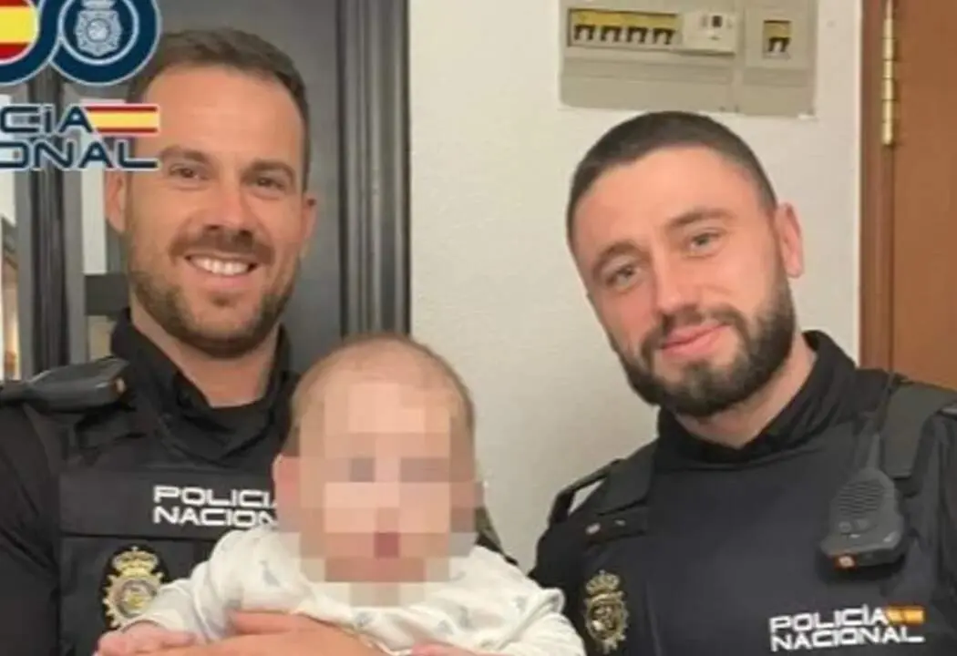  Dos polic&iacute;as salvan a un beb&eacute; de seis meses que no pod&iacute;a respirar en Alicante 