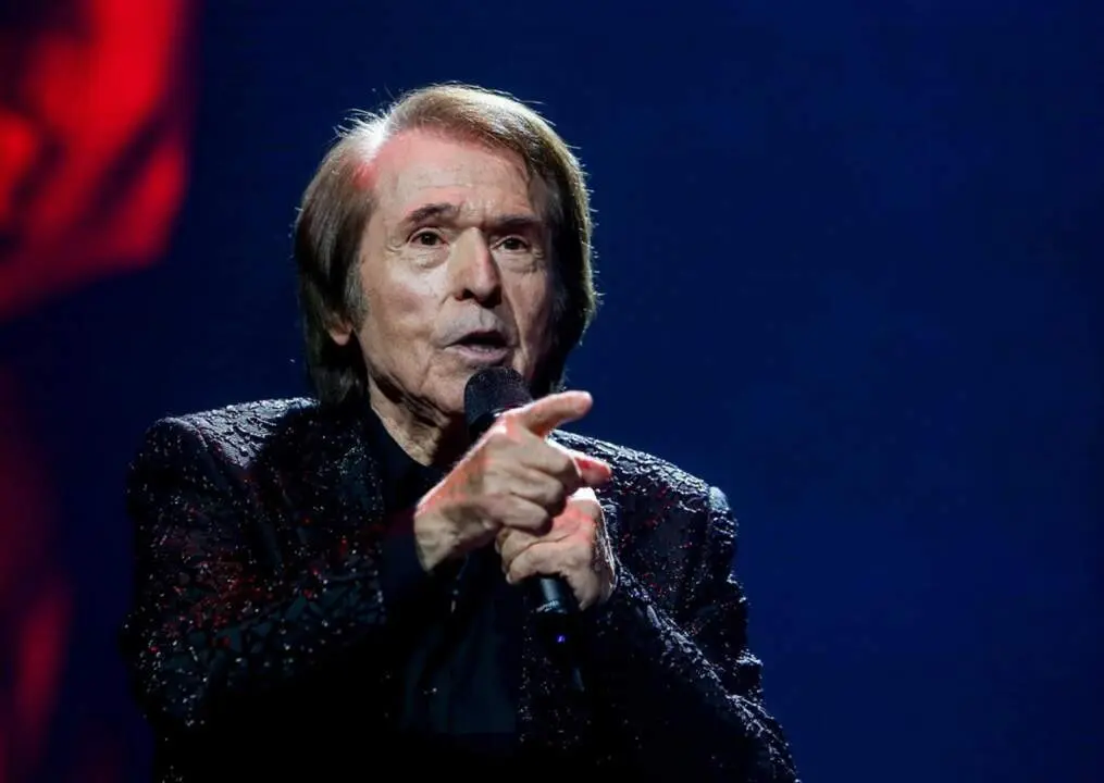  Archivo - El cantante Raphael durante un concierto en el Wizink Center, a 16 de diciembre de 2021, en Madrid (Espa&ntilde;a). Raphael, uno de los artistas espa&ntilde;oles m&aacute;s reconocidos nacional e internacionalmente, ha regresado a los escenarios para celebrar 60 a&ntilde;o - Ricardo Rubio - Europa Press - Archivo 