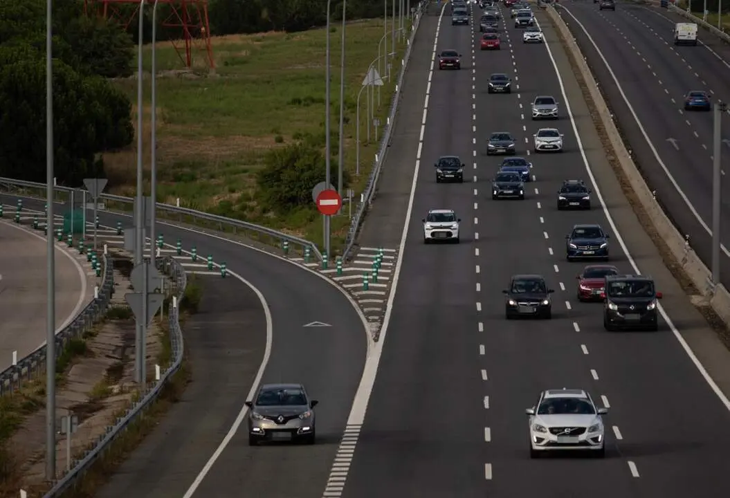  Archivo - Varios veh&iacute;culos en una carretera - Alejandro Mart&iacute;nez V&eacute;lez - Europa Press - Archivo 