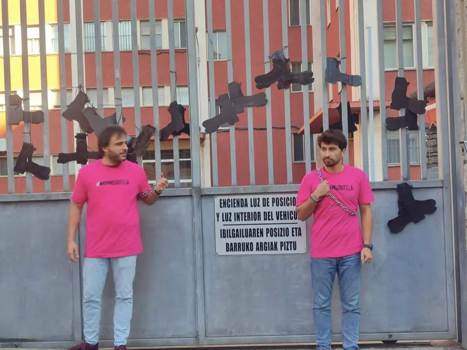  Con esta acci&oacute;n, la asamblea Bota Kuartela exige "la desaparici&oacute;n de todos los ej&eacute;rcitos" - EUROPA PRESS 