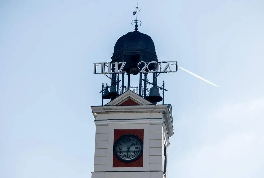  El cartel luminoso en el que se lee &lsquo;Feliz 2025&rsquo; colocado para las Campanadas de Nochevieja, en la Puerta del Sol, a 28 de diciembre de 2024, en Madrid (Espa&ntilde;a). El reloj de la Real Casa de Correos estrena esta Nochevieja el cartel luminoso que da la bien - Ricardo Rubio - Europa Press 