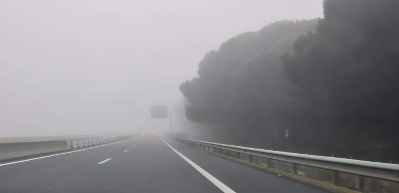  Tramo de autov&iacute;a afectada por la niebla - EUROPA PRESS 