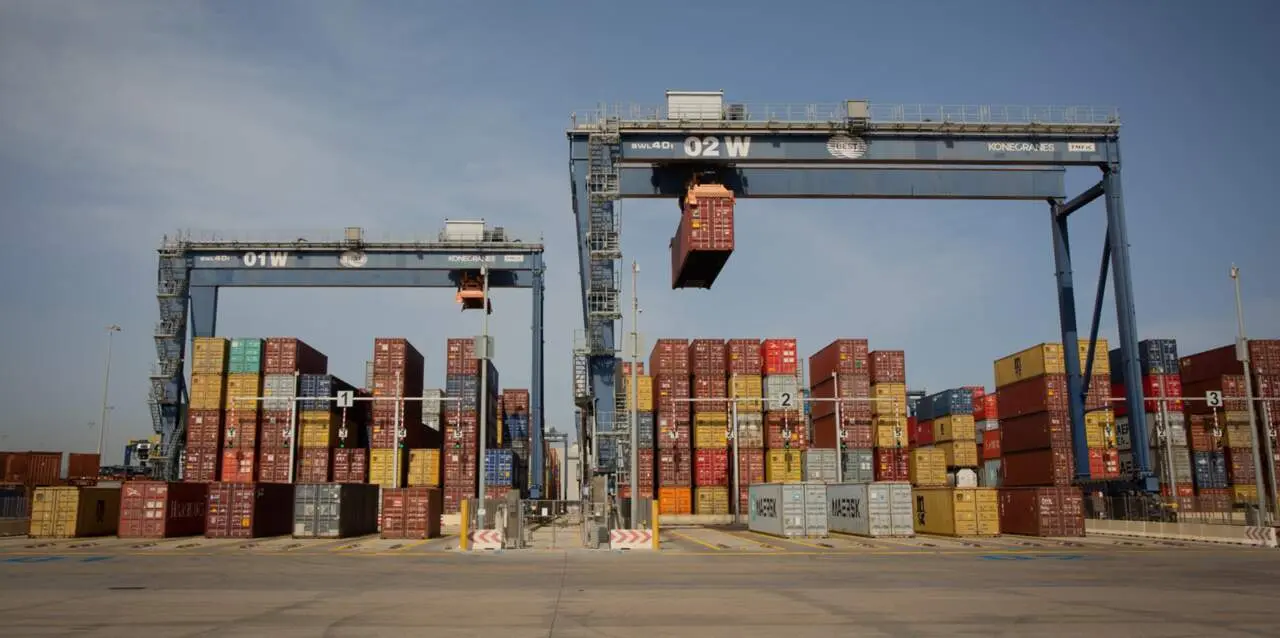  Archivo - Contenedores de mercanc&iacute;as en el muelle de descarga del Puerto de Barcelona - David Zorrakino - Europa Press - Archivo 