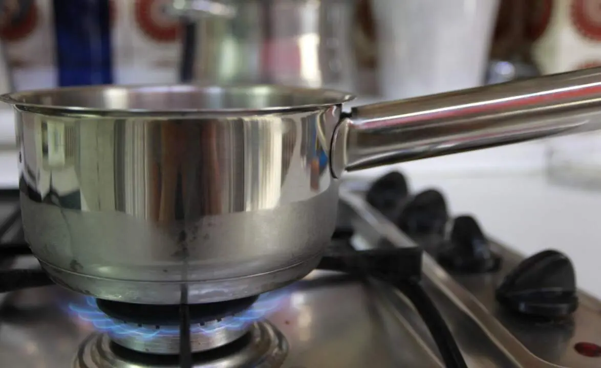  Archivo - Gas, cocina de gas, llamas, llama, fuego, fog&oacute;n, fogones, gas natural, olla, ollas, utensilios de cocina - EUROPA PRESS - Archivo 