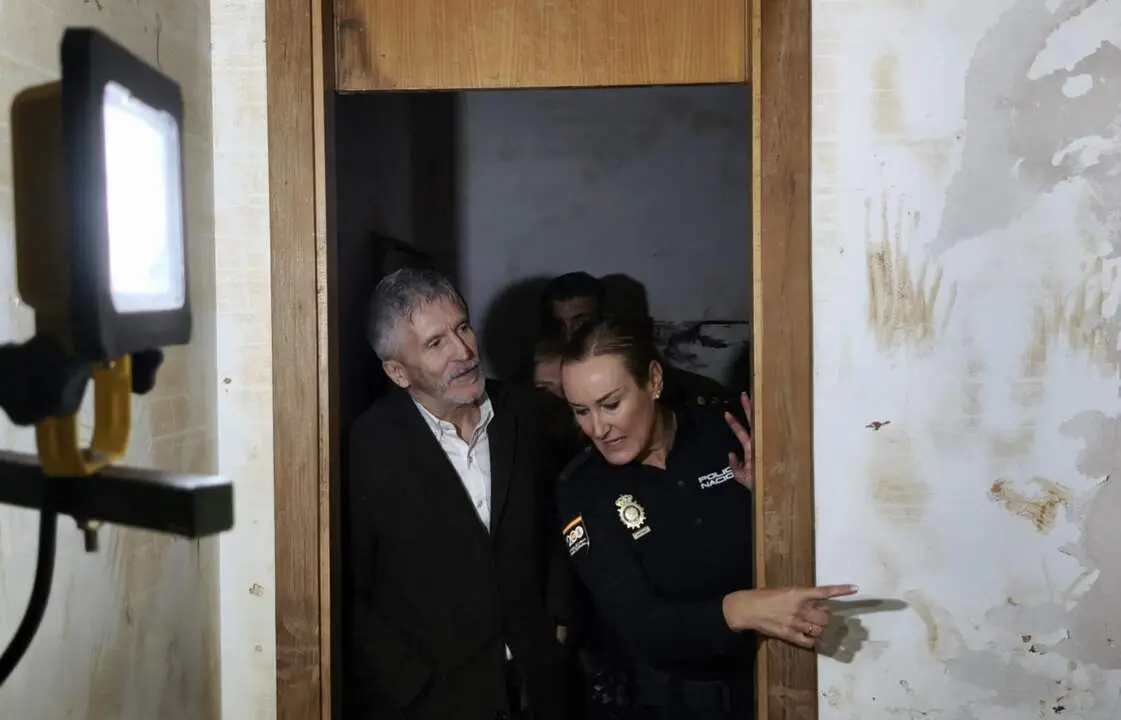  El ministro del Interior, Fernando Grande-Marlaska, durante su visita a instalaciones de Polic&iacute;a Nacional y Guardia Civil afectadas por la dana - MINISTERIO DEL INTERIOR 
