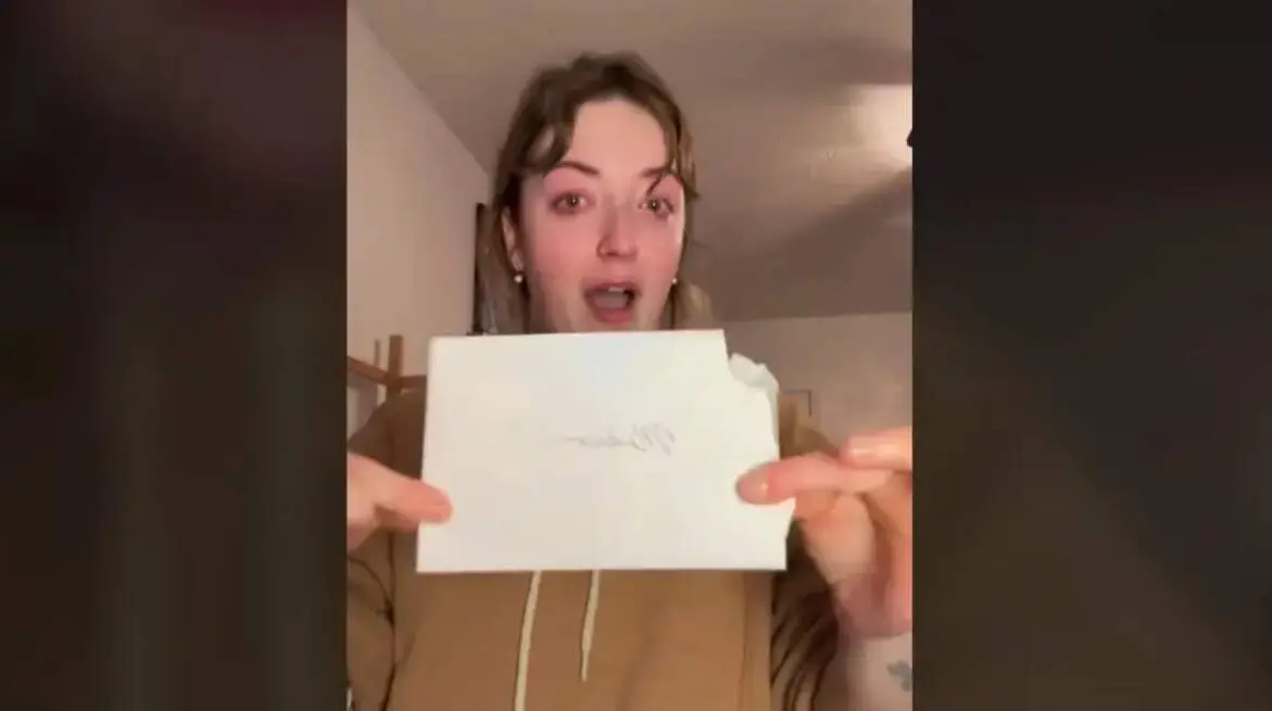  La joven mostrando la carta en su TikTok 