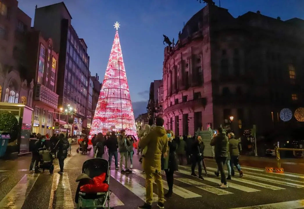  Archivo - Varias personas observan un &aacute;rbol de Navidad - Marta V&aacute;zquez Rodr&iacute;guez - Europa Press - Archivo 