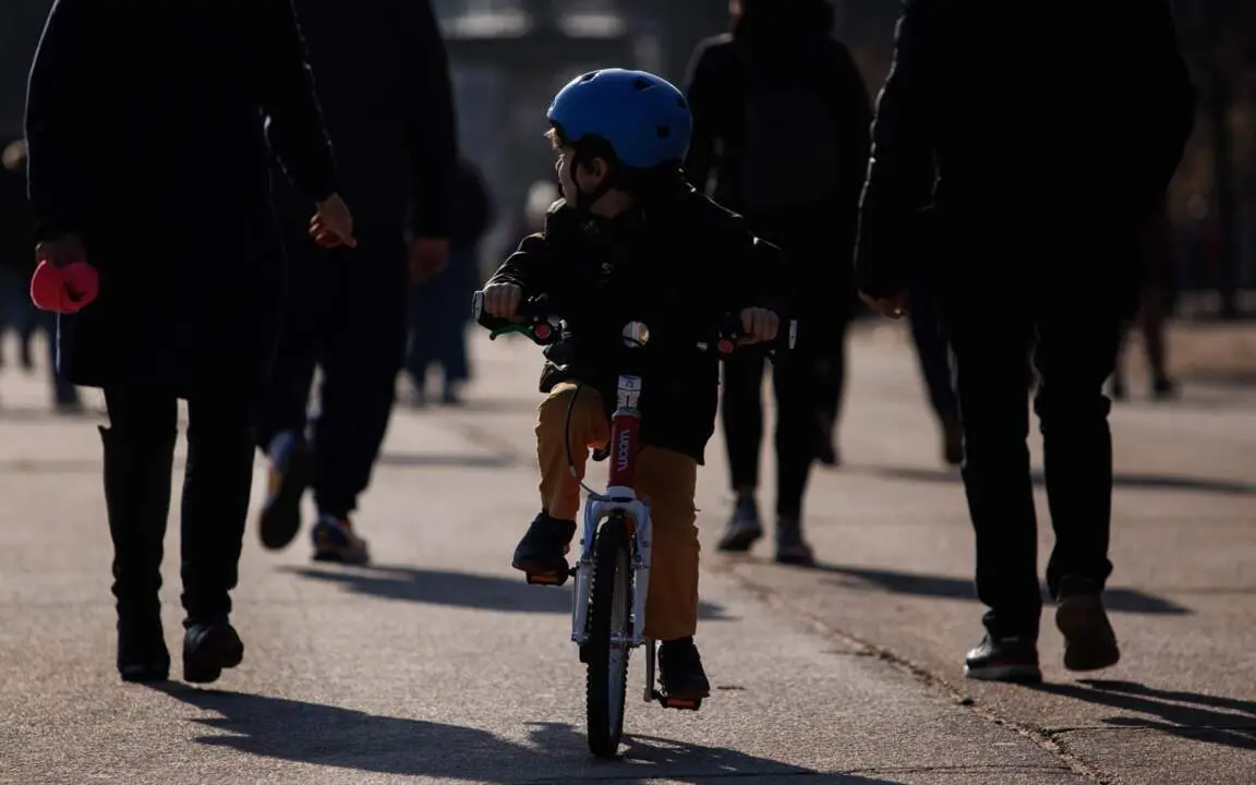  Archivo - Un ni&ntilde;o pasea en su bicicleta en el parque del Retiro, a 25 de diciembre de 2022, en Madrid (Espa&ntilde;a). - Alejandro Mart&iacute;nez V&eacute;lez - Europa Press - Archivo 