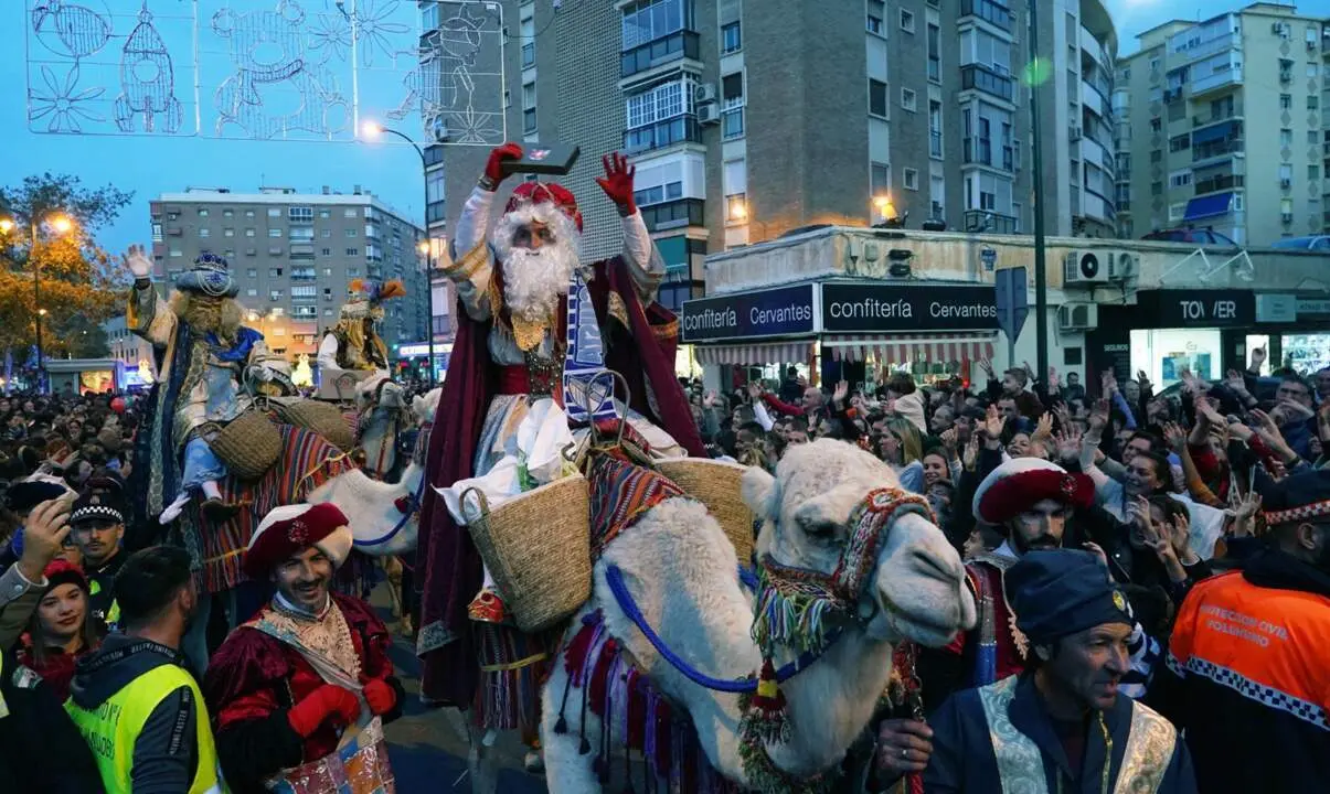  Archivo - Imagen de archivo de la cabalgata de los Reyes Magos en el distrito malague&ntilde;o de Cruz de Humilladero. - &Aacute;lex Zea - Europa Press - Archivo 