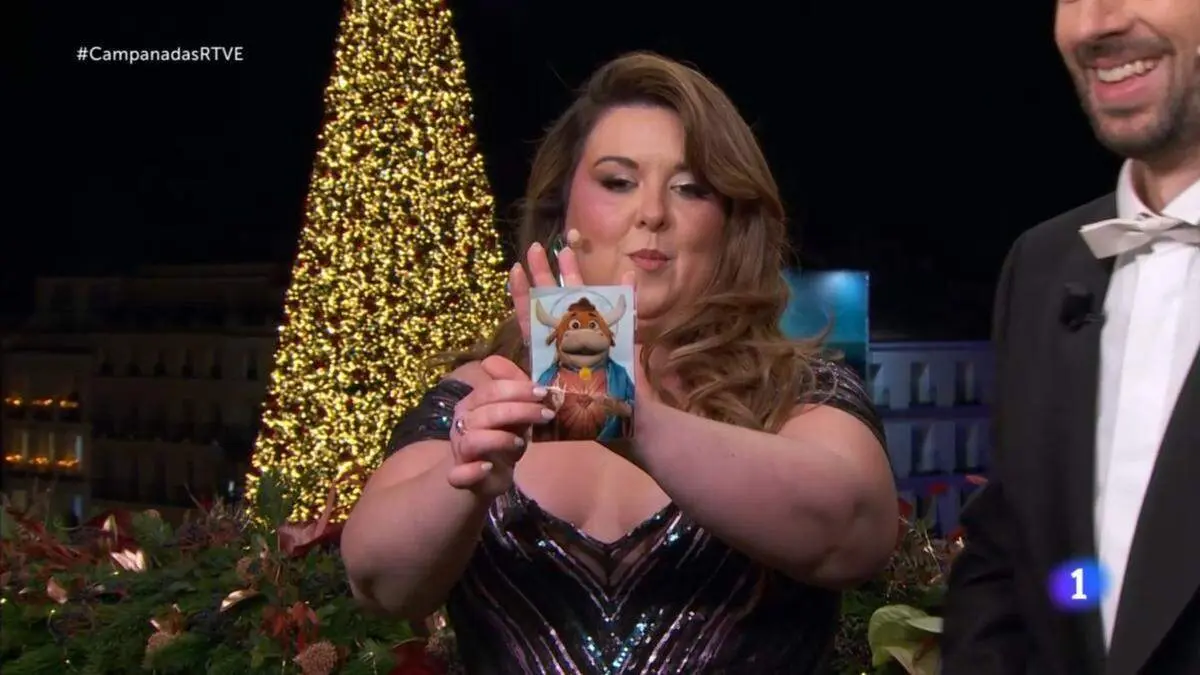  Lalachus mostrando el sagrado coraz&oacute;n con la cara de la vaquilla del Grand Prix 