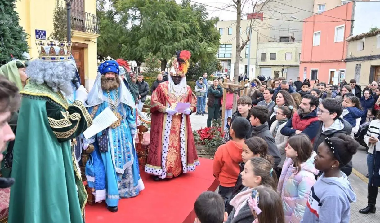  Los Reyes Magos reparten ilusi&oacute;n en las pedan&iacute;as de Val&egrave;ncia afectadas por la dana - AYUNTAMIENTO DE VAL&Egrave;NCIA 