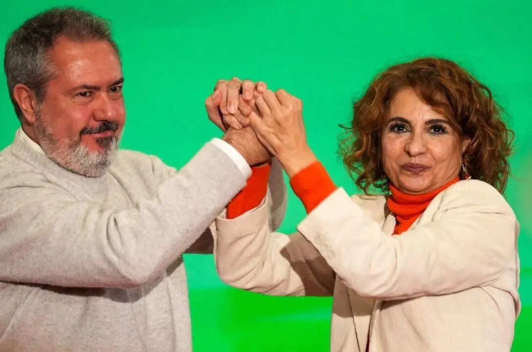  El secretario general del PSOE-A, Juan Espadas, y la vicepresidenta primera del Gobierno, Mar&iacute;a Jes&uacute;s Montero, se saludan en el acto con militantes de la presentaci&oacute;n de la precandidatura de Montero al liderazgo del PSOE andaluz, en Sevilla. - FRANCISCO J. OLMO/EUROPA PRESS 