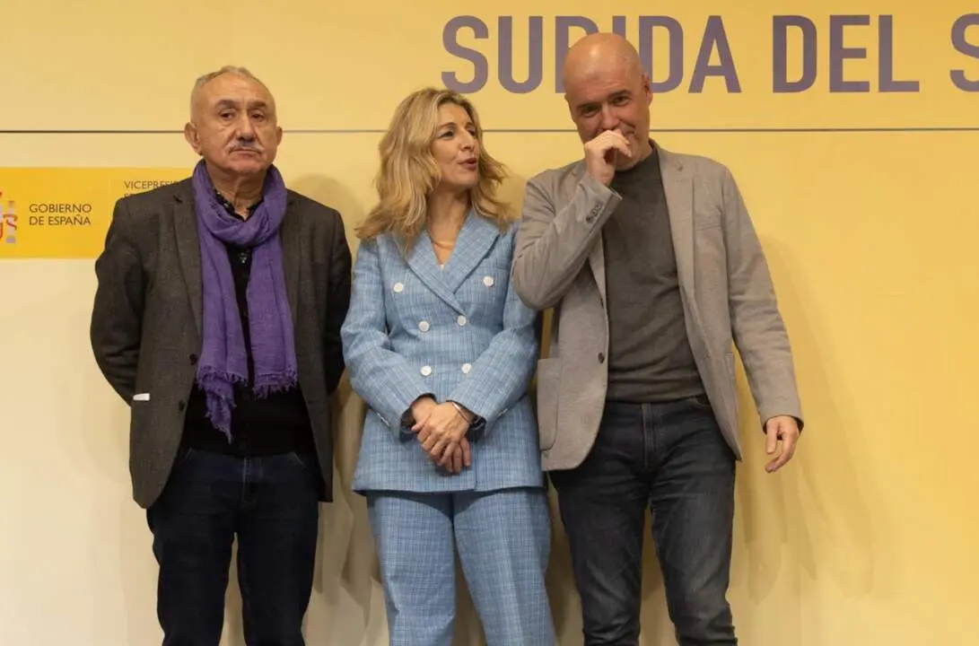  Archivo - La vicepresidenta segunda del Gobierno y ministra de Trabajo y Econom&iacute;a Social, Yolanda D&iacute;az (c), junto a los secretarios generales de CCOO, Unai Sordo (d), y de UGT, Pepe &Aacute;lvarez (i), durante la firma del acuerdo para la subida del SMI en 2024 - Eduardo Parra - Europa Press - Archivo 