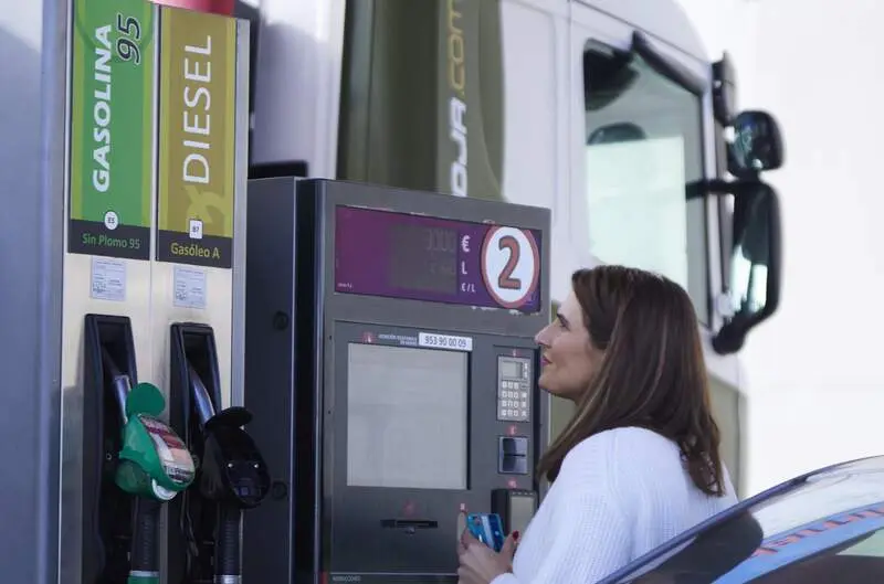  Una mujer paga en una gasolinera autoservicio tras la supresi&oacute;n de la bonificaci&oacute;n de 0,20&euro; por el gobierno de Espa&ntilde;a, a 3 de enero de 2023 en Sevilla (Andaluc&iacute;a, Espa&ntilde;a). - Joaquin Corchero - Europa Press 