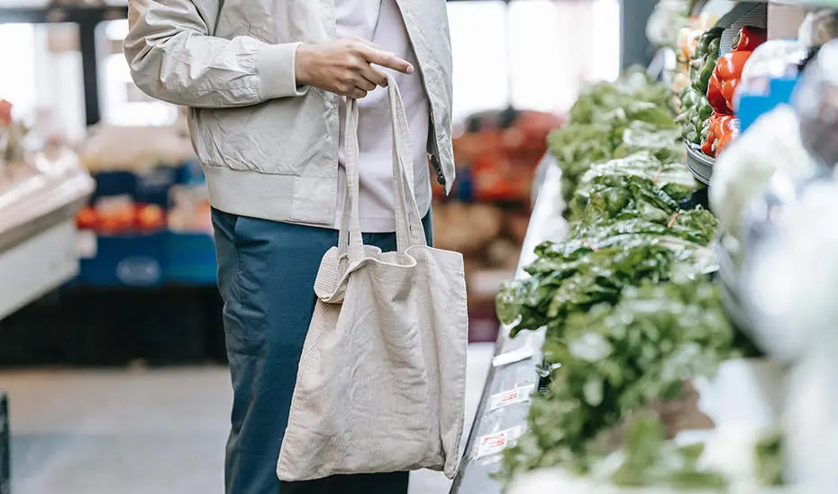 Consumidor ante un puesto de frutas y verduras. 