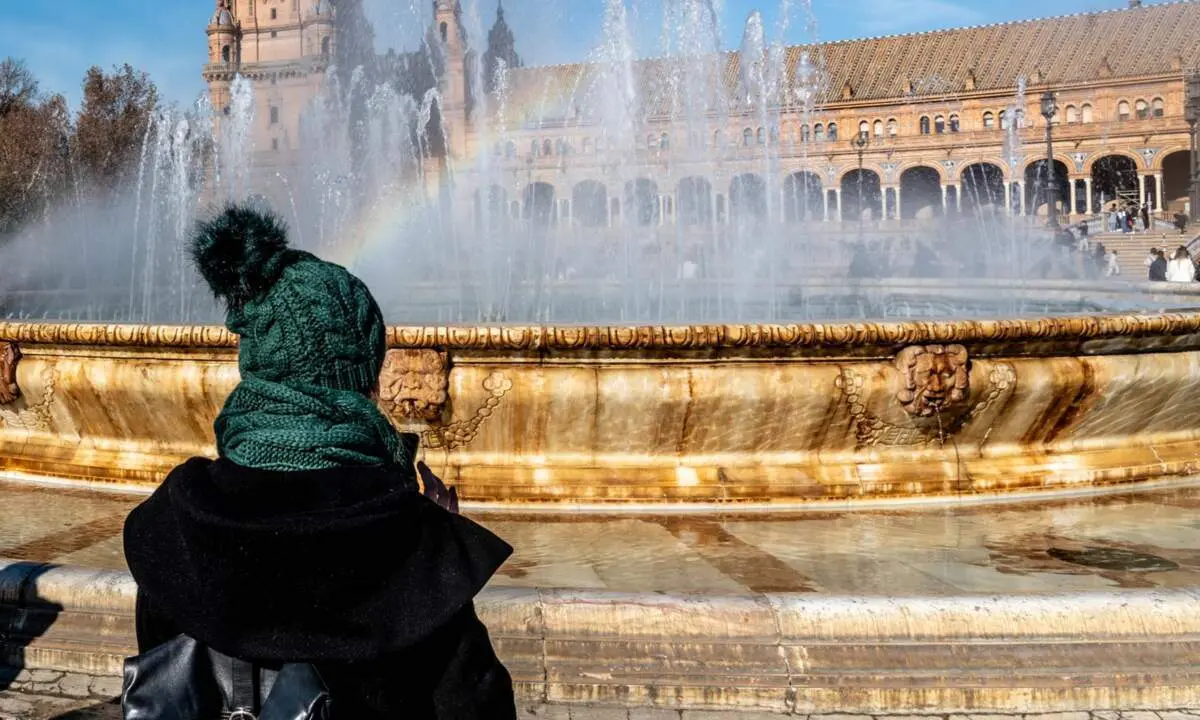  Archivo - Personas abrigadas por los alrededores de la Plaza de Espa&ntilde;a, en un d&iacute;a fr&iacute;o y el soleado a la vez, a 27 de diciembre del 2023 en Sevilla (Andaluc&iacute;a, Espa&ntilde;a). - Eduardo Briones - Europa Press - Archivo 