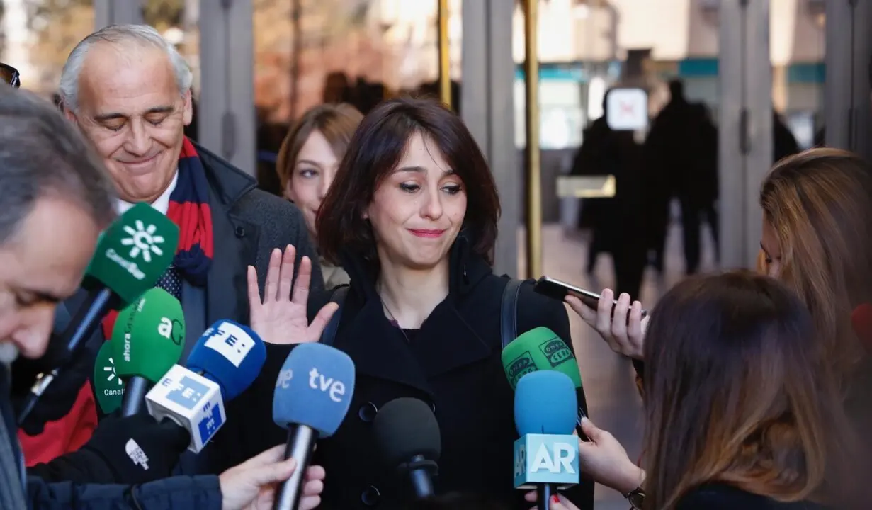  Archivo - Juana Rivas atiende a los medios en una imagen de archivo - &Aacute;LEX C&Aacute;MARA/EUROPA PRESS - Archivo 