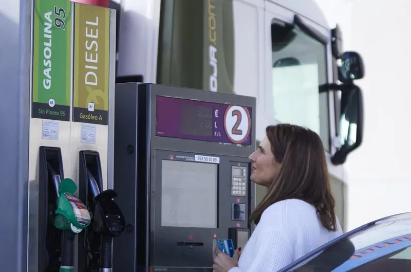  Una mujer paga en una gasolinera autoservicio tras la supresi&oacute;n de la bonificaci&oacute;n de 0,20&euro; por el gobierno de Espa&ntilde;a, a 3 de enero de 2023 en Sevilla (Andaluc&iacute;a, Espa&ntilde;a). - Joaquin Corchero - Europa Press 