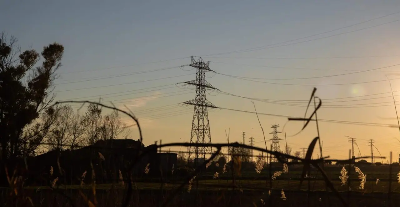  Archivo - Un poste el&eacute;ctrico, a 12 de enero de 2021, en Barcelona, Catalu&ntilde;a (Espa&ntilde;a). Seg&uacute;n los datos provisionales del Operador del Mercado Ib&eacute;rico de Energ&iacute;a (OMIE), el precio promedio de la luz para los clientes de tarifa regulada vinculados al mercado - David Zorrakino - Europa Press - Archivo 