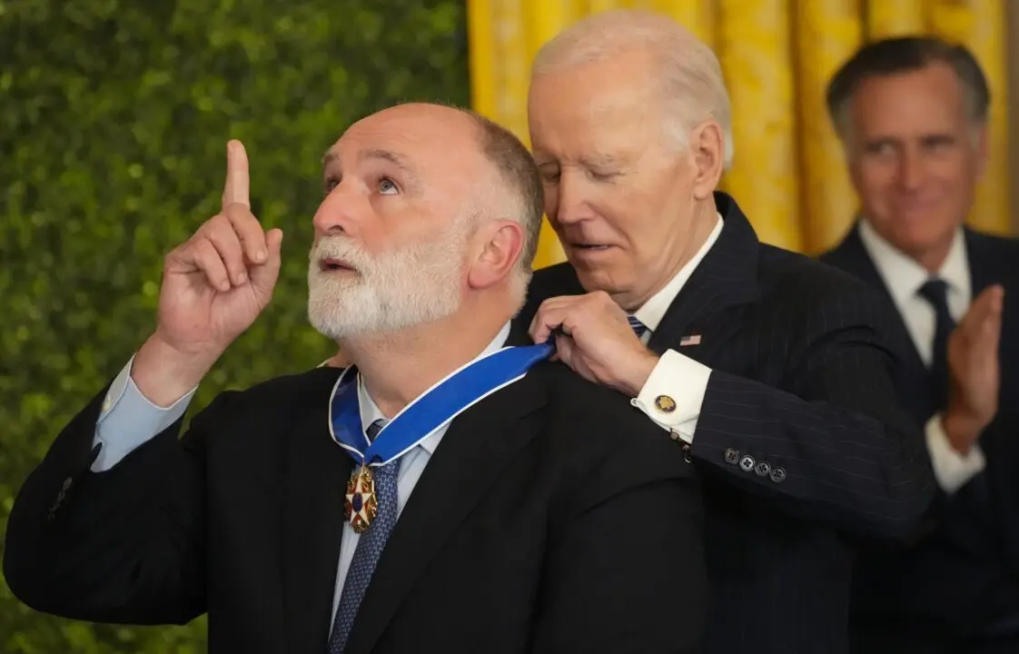  El chef espa&ntilde;ol Jos&eacute; Andr&eacute;s recibe de manos de Joe Biden la m&aacute;s alta distinci&oacute;n civil de Estados Unidos, la Medalla Presidencial de la Libertad (archivo) - Andrew Leyden / Zuma Press / ContactoPhoto 