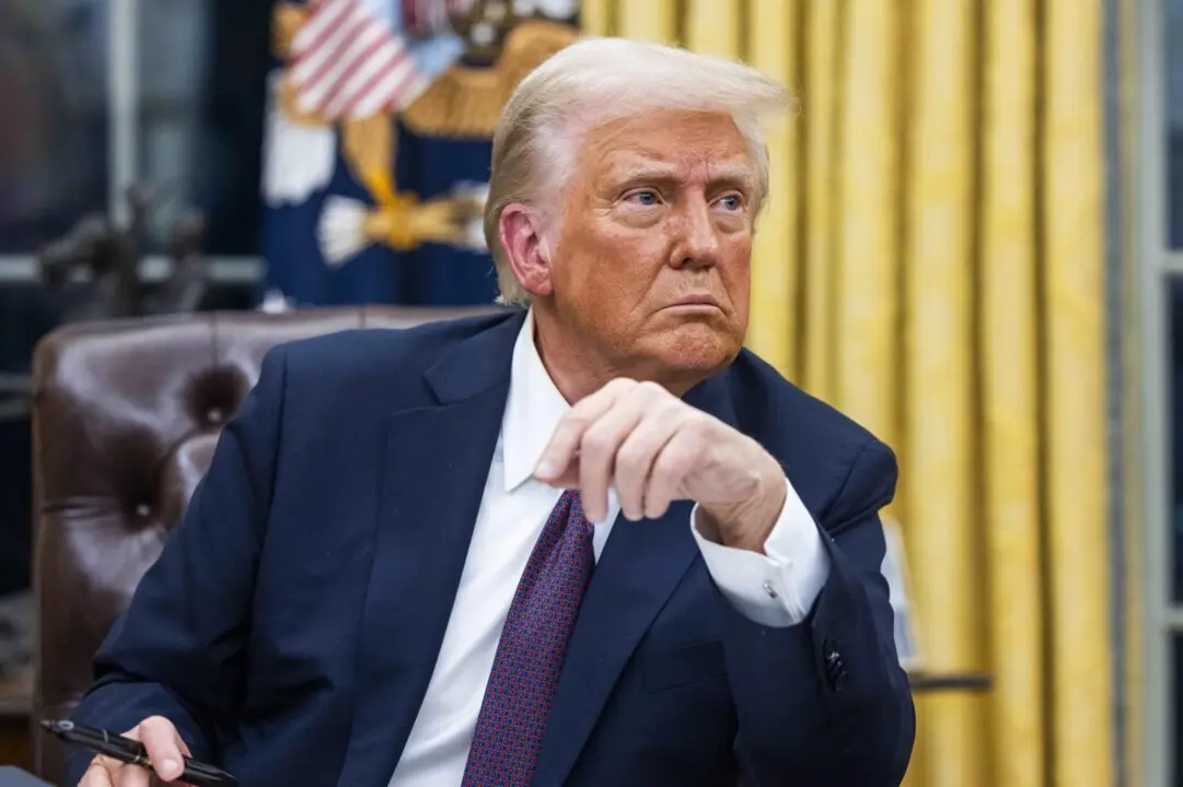  El presidente de EEUU, Donald Trump, firma numerosas &oacute;rdenes ejecutivas en su primer d&iacute;a en el Despacho Oval de la Casa Blanca, en Washington - Europa Press/Contacto/Jim LoScalzo - Pool via CNP 