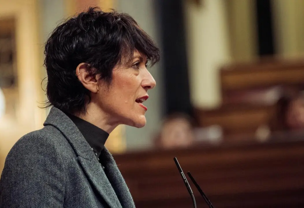  La ministra de Inclusi&oacute;n, Seguridad Social y Migraciones, Elma Saiz, interviene durante una sesi&oacute;n plenaria extraordinaria, en el Congreso de los Diputados, a 22 de enero de 2025, en Madrid (Espa&ntilde;a). - Gabriel Luengas - Europa Press 