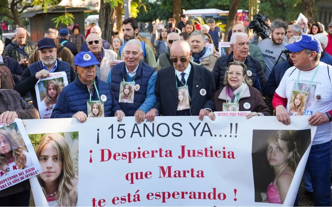  Archivo - El abuelo de Marta del Castillo, Jos&eacute; Antonio Casanova (3d), en la concentraci&oacute;n ante los juzgados por el 15 aniversario del asesinato de Marta del Castillo. A 24 de enero de 2024 - Mar&iacute;a Jos&eacute; L&oacute;pez - Europa Press - Archivo 