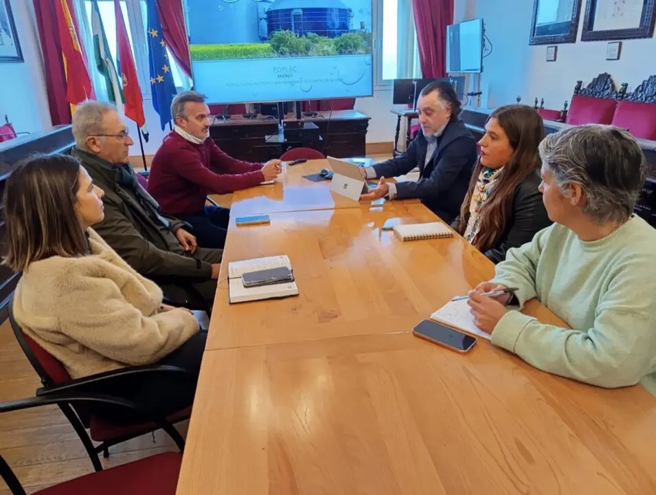  El alcalde de Tarifa, Jorge Santos, y el primer teniente de alcalde, Jorge Ben&iacute;tez, junto a representantes de Poplac para abordar soluciones al alga invasora - AYUNTAMIENTO DE TARIFA | EP 