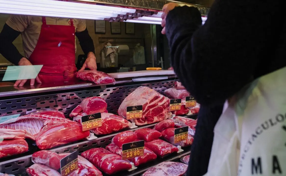  Archivo - Una persona compra en un mercado - Mateo Lanzuela - Europa Press - Archivo 